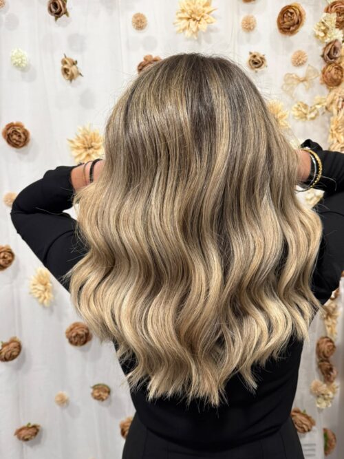 Balayage blond cendré, brushing ondulé – Line-Ay Coiffure Bonneville
