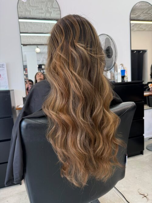 Balayage caramel sur cheveux longs ondulés – Line-Ay Coiffure Bonneville