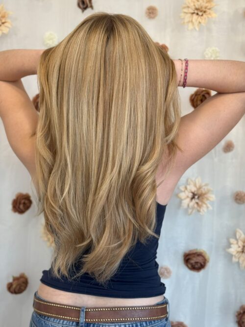 Mèches blond miel sur cheveux longs – Line-Ay Coiffure Bonneville