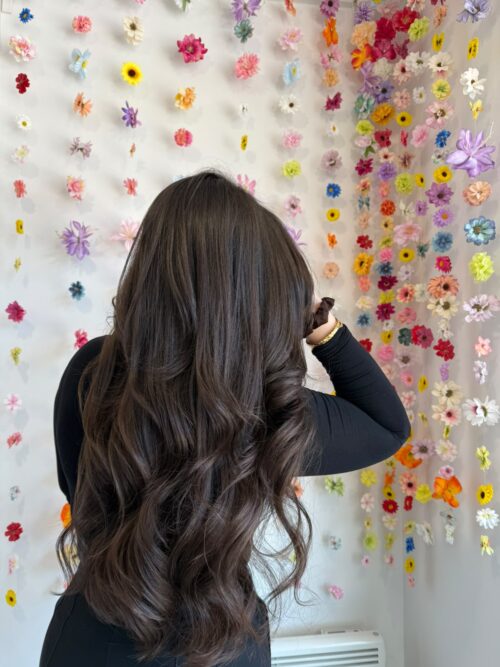Brushing ondulé sur cheveux longs brun chocolat – Line-Ay Coiffure Bonneville