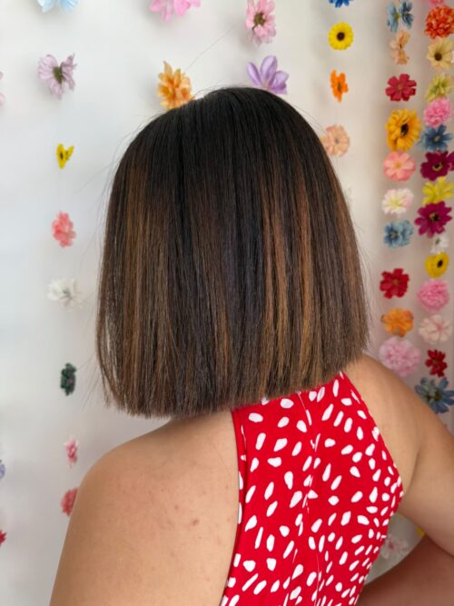 Carré droit brun avec reflets caramel – Line-Ay Coiffure Bonneville