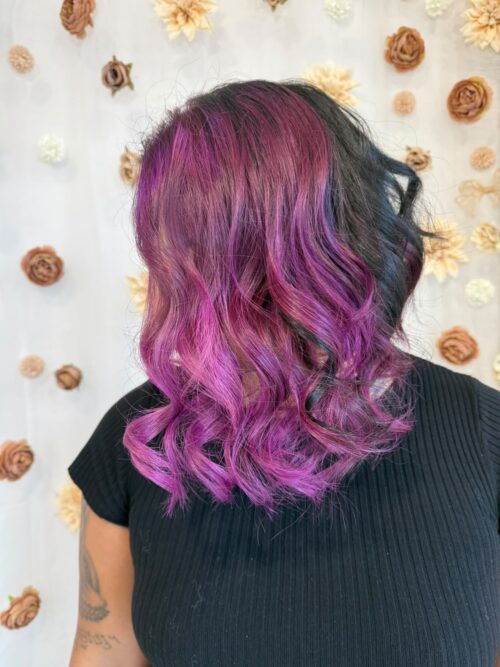 Coloration violet magenta sur base foncée – Line-Ay Coiffure Bonneville