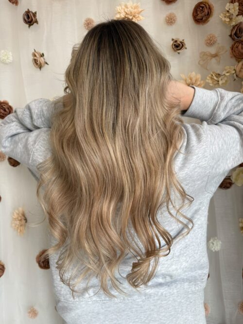 Ombré blond sable sur cheveux longs ondulés – Line-Ay Coiffure Bonneville