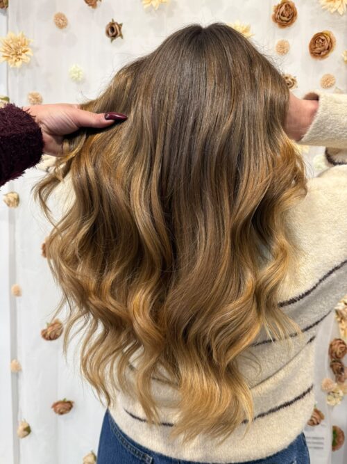 Ombré caramel doré avec ondulations – Line-Ay Coiffure Bonneville